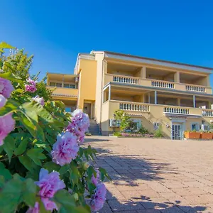 apartments-dekanic-krk.primorje-gorskikotar.com/